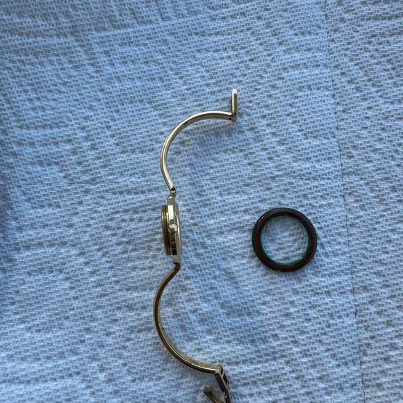 Vintage Gucci Bangle Women’s Watch
Includes Gucci Original Green and Red Band - Picture 7 of 7